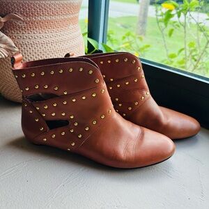 No. 704b Dana Cognac leather w/stud trim ankle boot booties size  37.5/US 7.5M